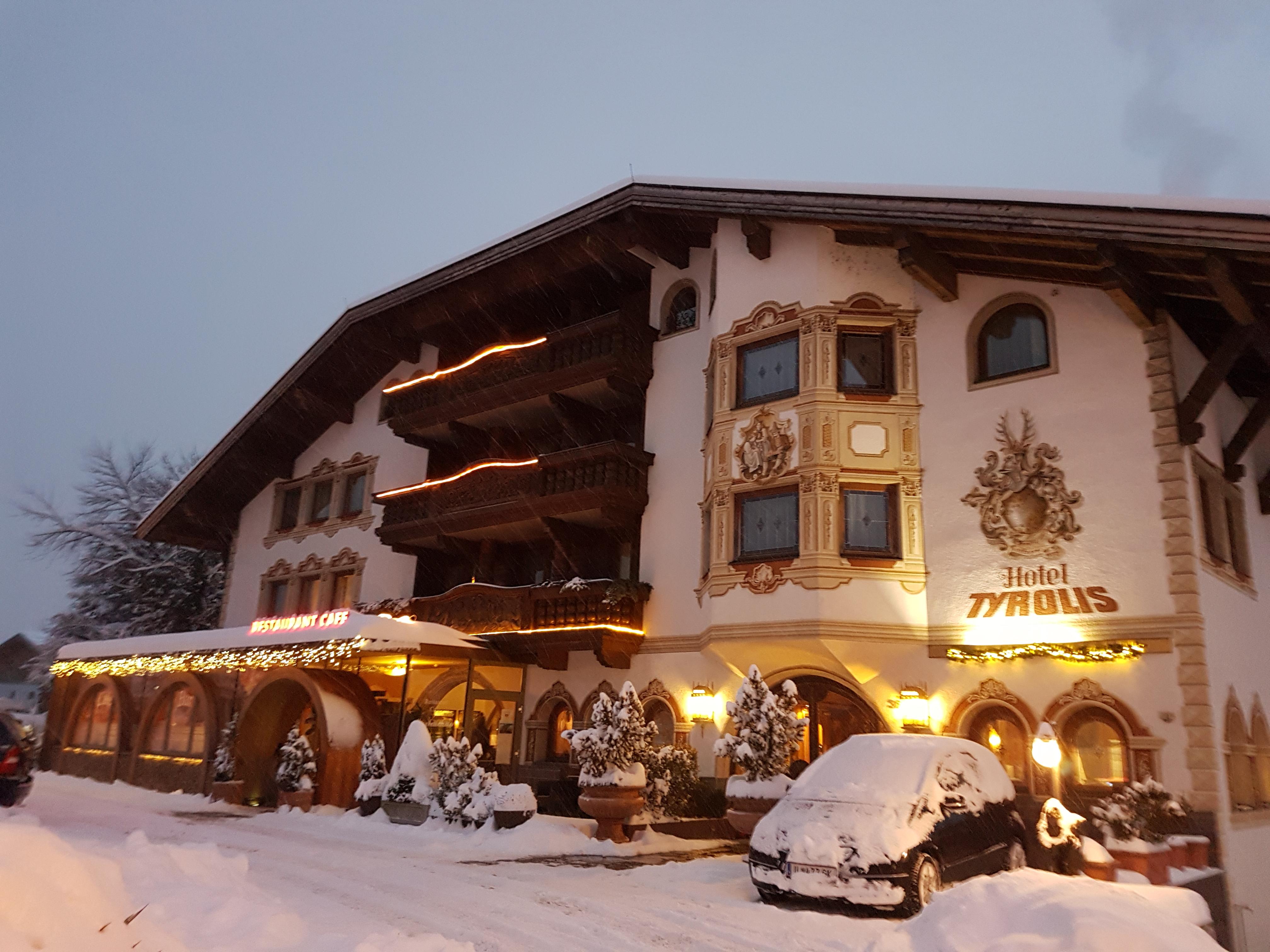 Hotel Tyrolis Zirl Bagian luar foto