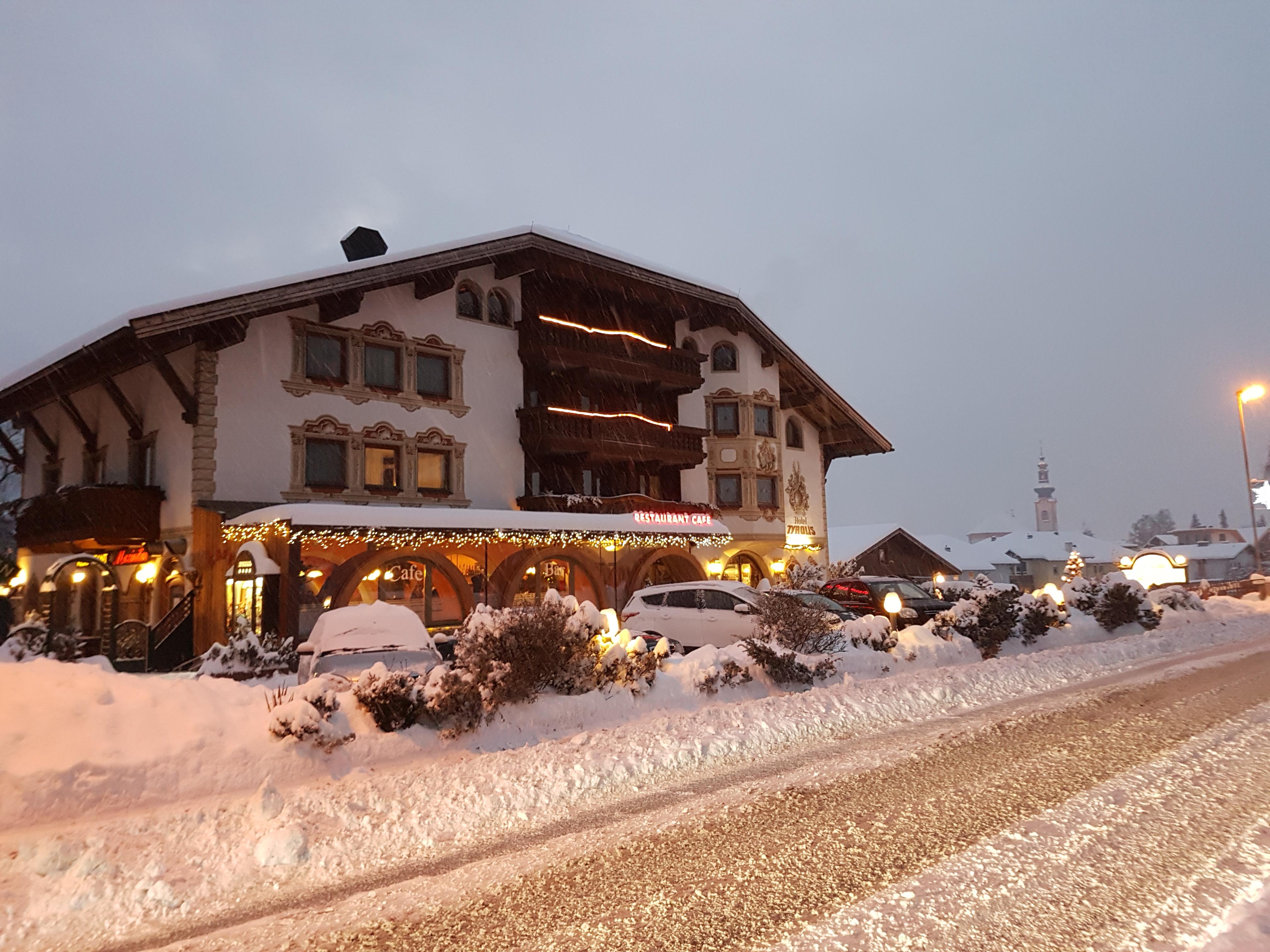 Hotel Tyrolis Zirl Bagian luar foto