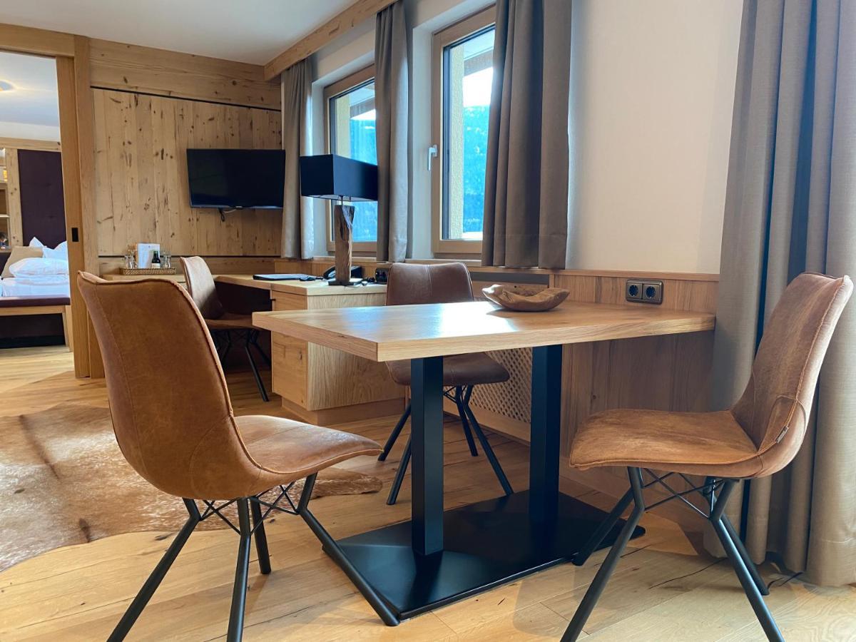 Hotel Tyrolis Zirl Bagian luar foto